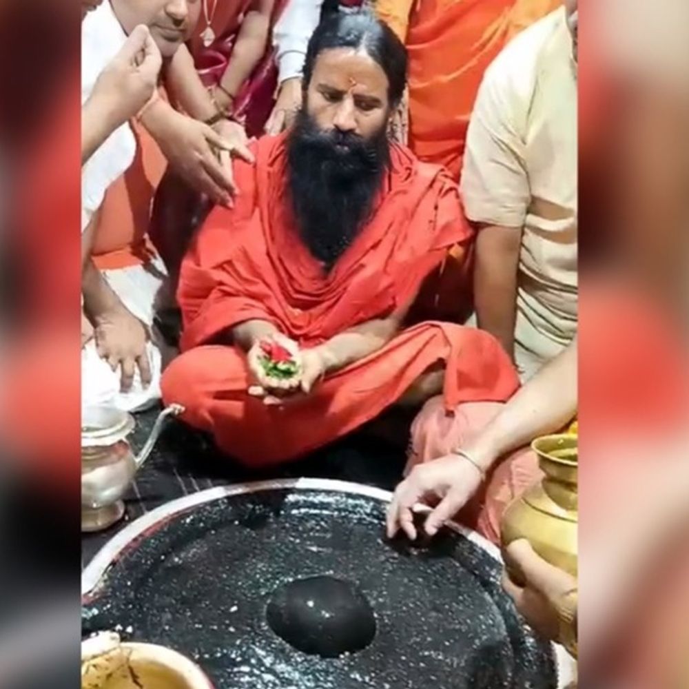योगगुरु बाबा रामदेव पहुंचे देवघर:  बाबा बैद्यनाथ धाम में की पूजा, कथावाचक प्रदीप मिश्रा के कार्यक्रम में हुए शामिल – Deoghar News