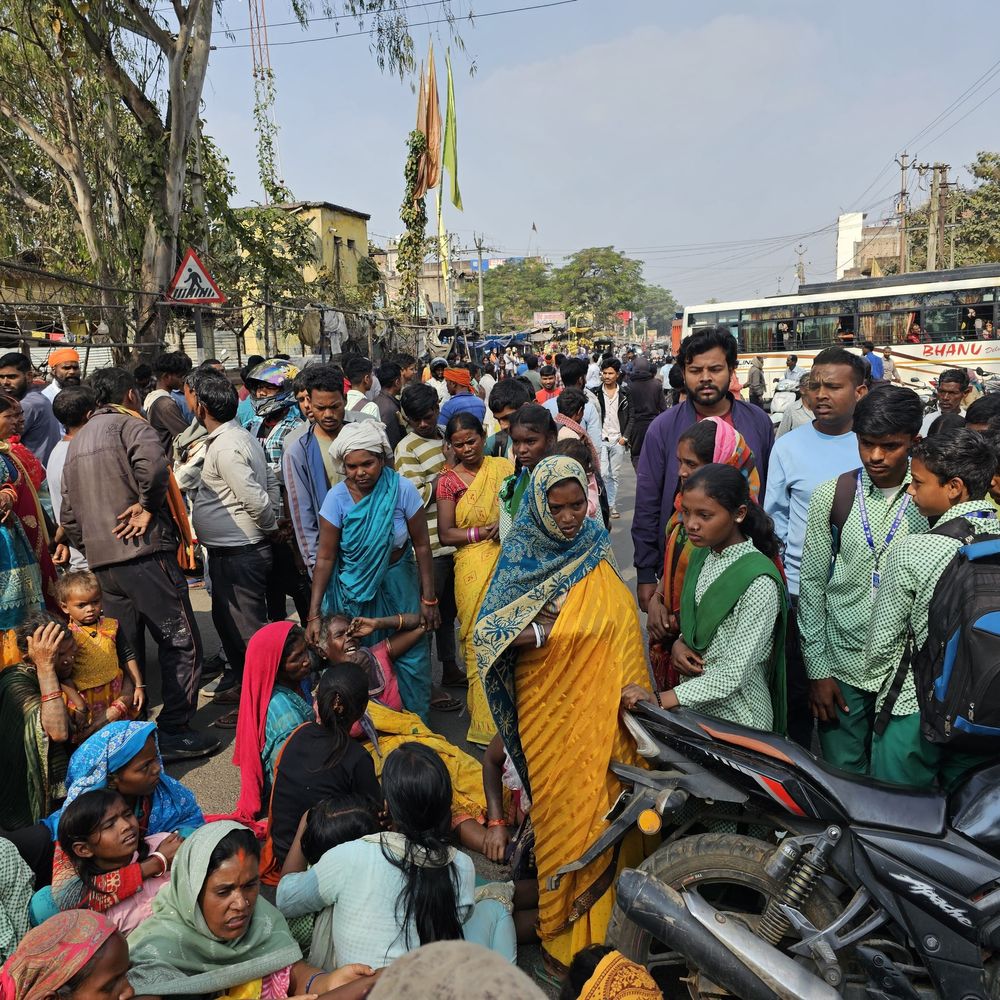 लातेहार में हाइवा की टक्कर से युवक की मौत:  आक्रोशित परिजनों ने बालूमाथ-रांची मुख्य सड़क जाम किया – latehar News