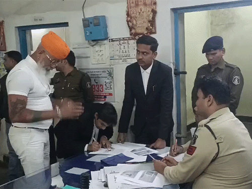 रायपुर थाने में शेखावत ने पगड़ी उतारी,समर्थकों ने नारेबाजी की:करणी सेना अध्यक्ष बोले- 7 दिसंबर का आंदोलन तय, गिरफ्तारी देकर जमानत पर छूटे