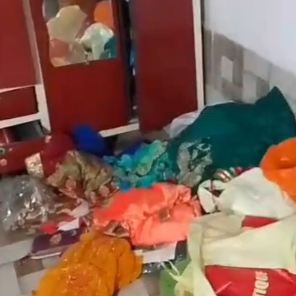 सूने घर का ताला तोड़कर चोरों ने नकदी-गहने उड़ाए:पुणे में रहता है परिवार, भाई के कमरे की कुंडी बाहर से बांधी