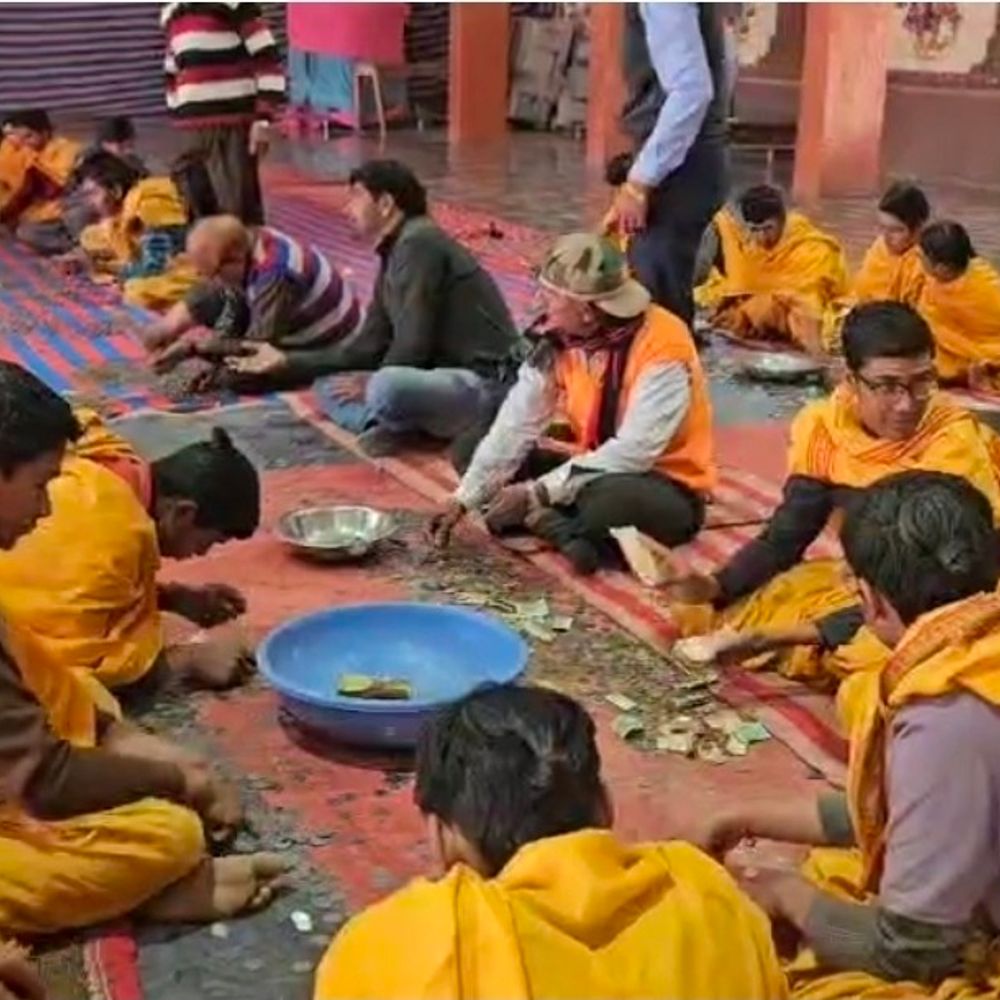 मंदसौर के पशुपतिनाथ मंदिर में निकला 22.81 लाख का दान:148 ग्राम चांदी भी मिली; अमेरिका, नेपाल और UAE की करेंसी भी निकली