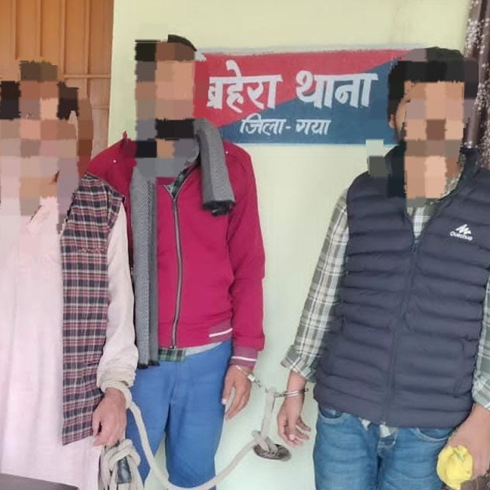 गयाजी में 6 शराब तस्कर अरेस्ट:16 लीटर देसी महुआ शराब जब्त, एक ई-रिक्शा-तीन मोबाइल फोन ​​​​​​​बरामद