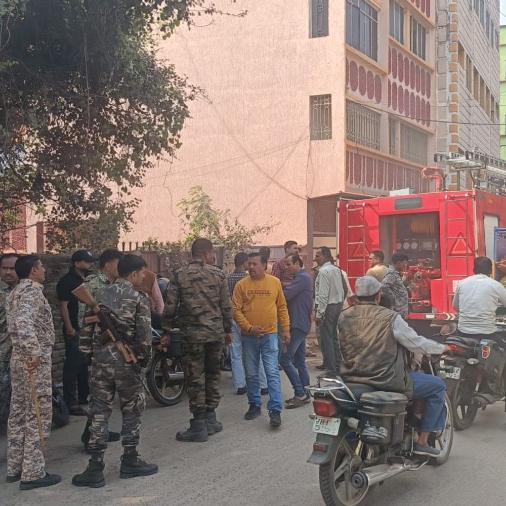 फ्लैट में लगी आग, लाखों की संपत्ति खाक:  दमकल ने टाला बड़ा हादसा, कमरे में जल रही अगरबत्ती या दीपक से आग लगने की आशंका – Giridih News