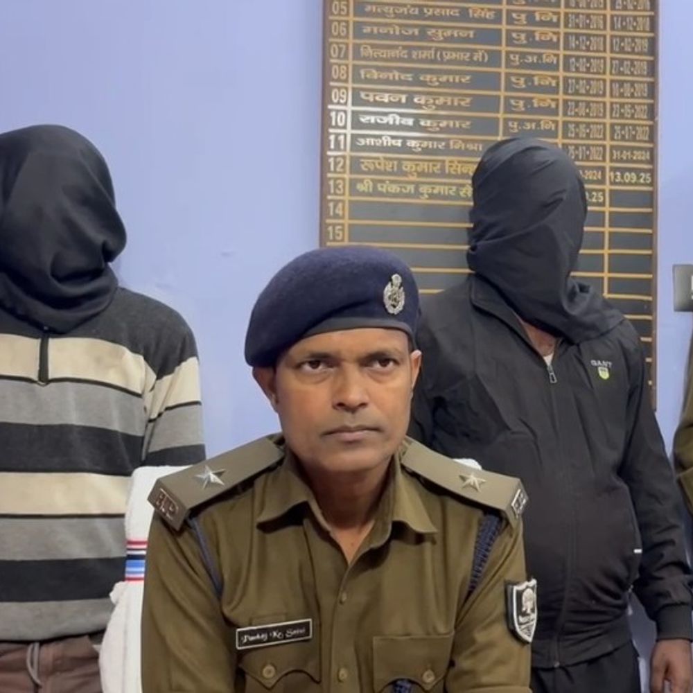 नवादा में 2 साइबर अपराधी गिरफ्तार:SP के निर्देश पर कार्रवाई, 3 एंड्रॉयड मोबाइल और 11 पेज की डेटाशीट बरामद