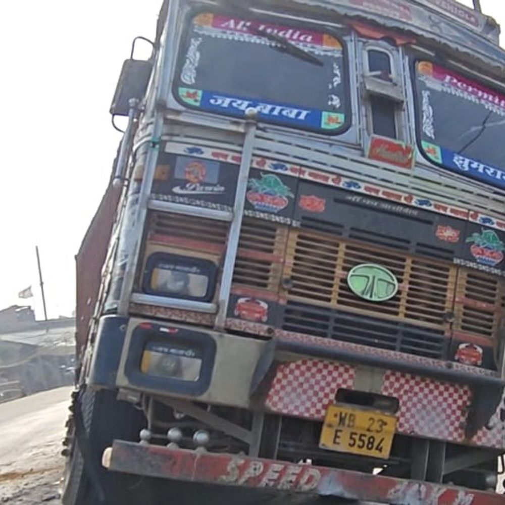 पीरनगरा में डिवाइडर पर चढ़ा बालू लदा ट्रक:कोई हताहत नहीं, ग्रामीण बोले- डिवाइडर को सौ मीटर और आगे बढ़ाने की आवश्यकता