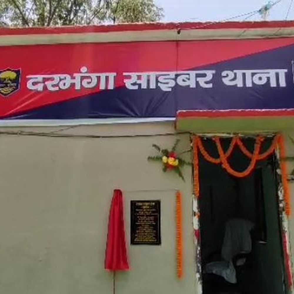 दरभंगा में मैथिली ठाकुर की मॉर्फ्ड तस्वीर मामले में FIR:साइबर पुलिस जांच में जुटी, गरिमा को ठेस पहुंचाने और छवि धूमिल करने का आरोप