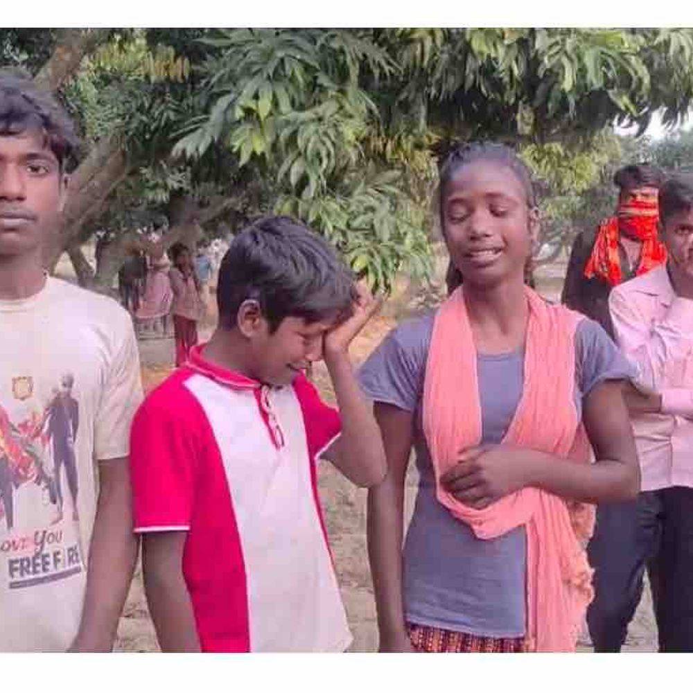 मोतिहारी में पेड़ से लटका मिला युवक का शव:भाई की हत्या के बाद से था फरार, पुलिस हिरासत में पत्नी