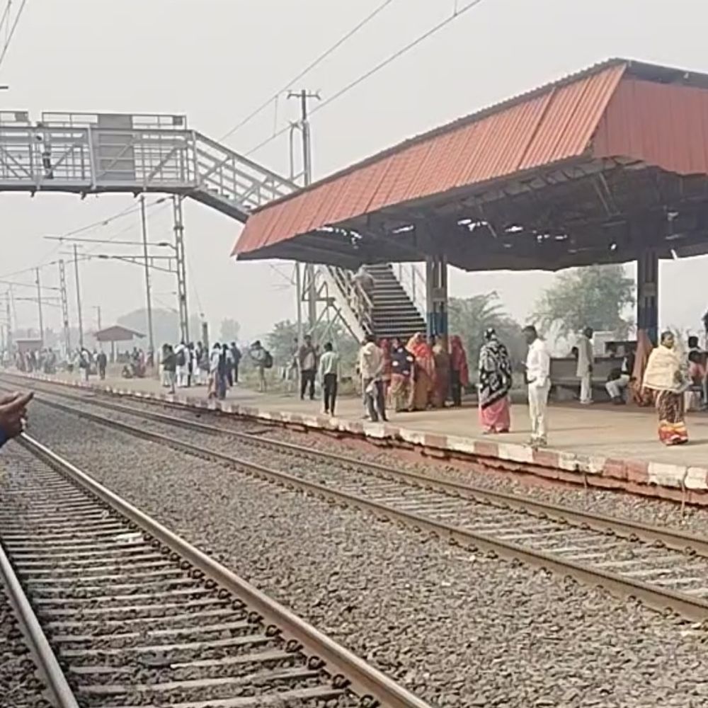 बक्सर के नावाडेरा रेलवे ट्रैक पर अज्ञात शव बरामद:दो-तीन दिन पुराना होने की आशंका, जांच में जुटी पुलिस