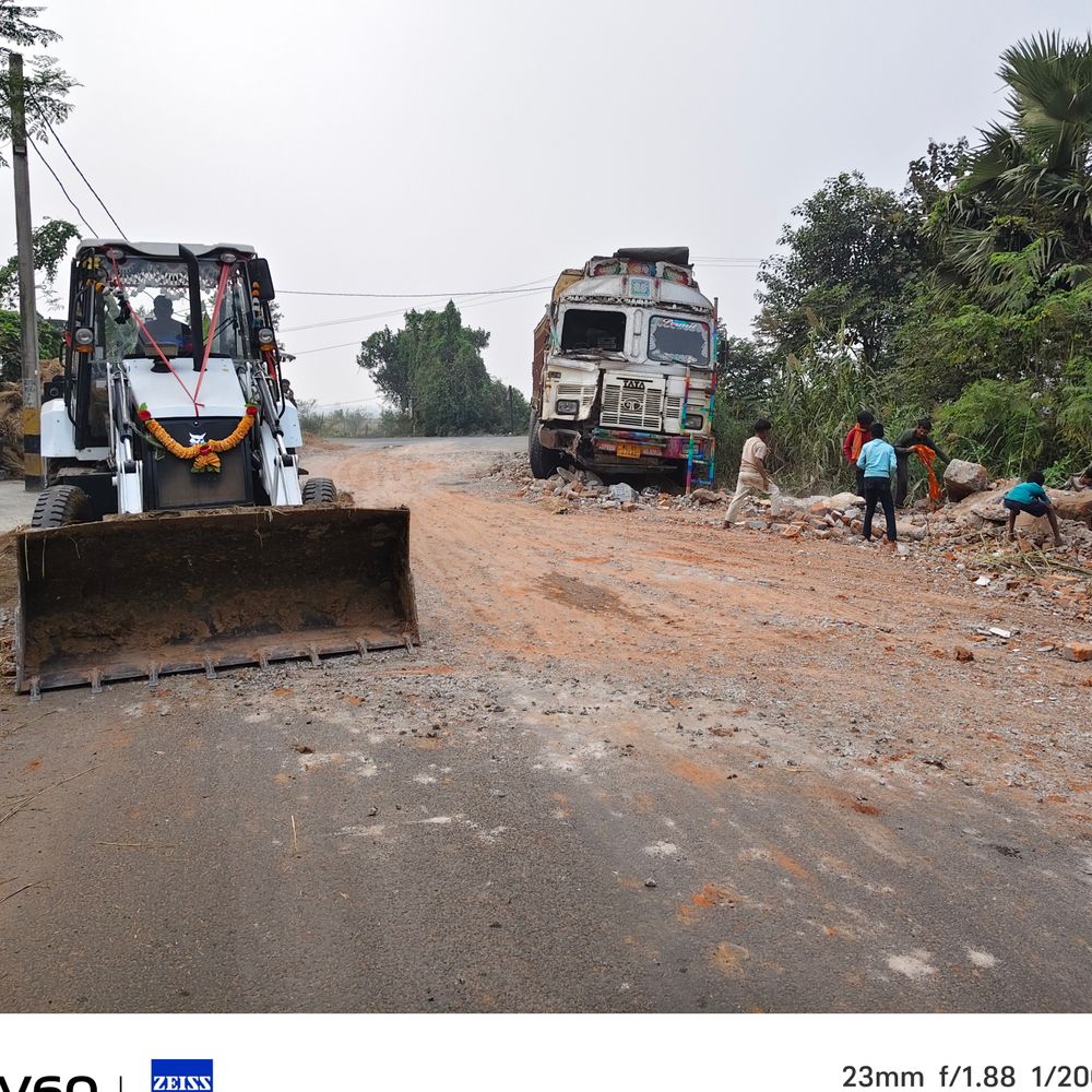 सन्हौला में तेज रफ्तार की वजह से अनियंत्रित हुआ ट्रक:सड़क किनारे बने गेट को मारी टक्कर, ड्राइवर घायल