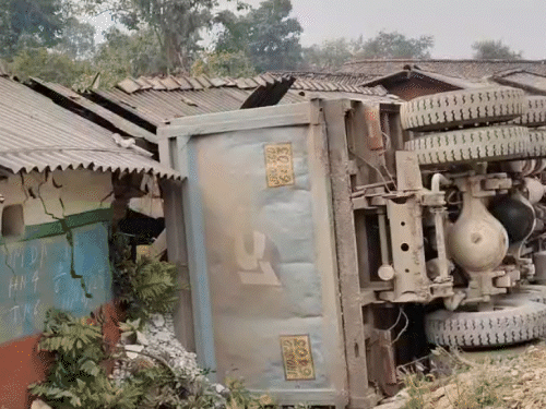 सरायकेला के कांड्रा में भीषण हादसा:  मिट्टी का घर रौंदते पलटा हाईवा, बाप-बेटी की दर्दनाक मौत, लोगों में नाराजगी – Jamshedpur (East Singhbhum) News