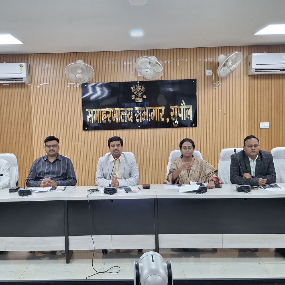 सुपौल में DM ने अधिकारियों को दिए सख्त निर्देश:बोले-जनता दरबार में आने वाली शिकायतों पर रहे विशेष नजर