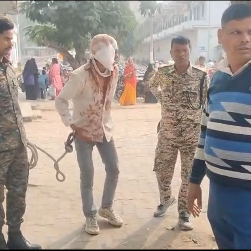 पलामू में व्यवसायी के घर लूट, एक लुटेरा पकड़ाया:  दो बदमाश हुए फरार, ग्रामीणों ने एक अपराधी को जमकर पीटा; दो हथियार जब्त – Palamu News