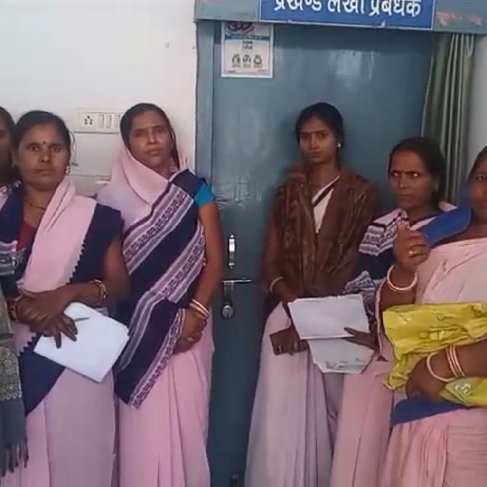 आशा कार्यकर्ताओं का गायघाट सीएचसी में प्रदर्शन:  लेखपाल पर रिश्वरखोरी का आरोप लगाया, लंबे समय से भुगतान नहीं होने से आक्रोश – gaighat News