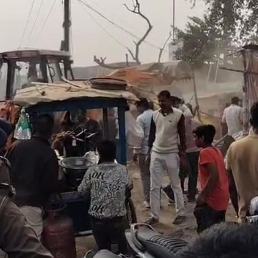 मुजफ्फरपुर में अतिक्रमण के खिलाफ चला प्रशासन का बुलडोजर:बैरिया बस स्टैंड पर हिदायत के दूसरे दिन कार्रवाई, भारी पुलिस बल रहा तैनात