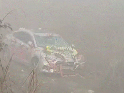 100 फीट गड्‌ढे में गिरी बारातियों की गाड़ी,2 की मौत:मधेपुरा में रातभर गड्‌ढे में पड़े रहे 4 बाराती, सुबह लोगों ने आवाज सुनी तो किया रेस्क्यू