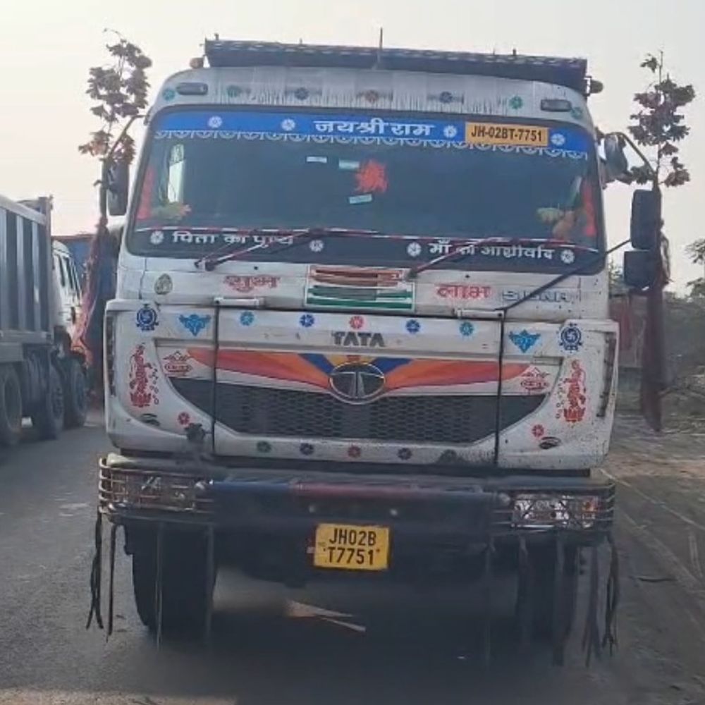 टंडवा में हाइवा ने आंगनबाड़ी सेविका को कुचला, मौत:  सड़क पार करते वक्त हुआ हादसा ,आक्रोशित ग्रामीणों ने कोल ढुलाई रोकी – koderma News