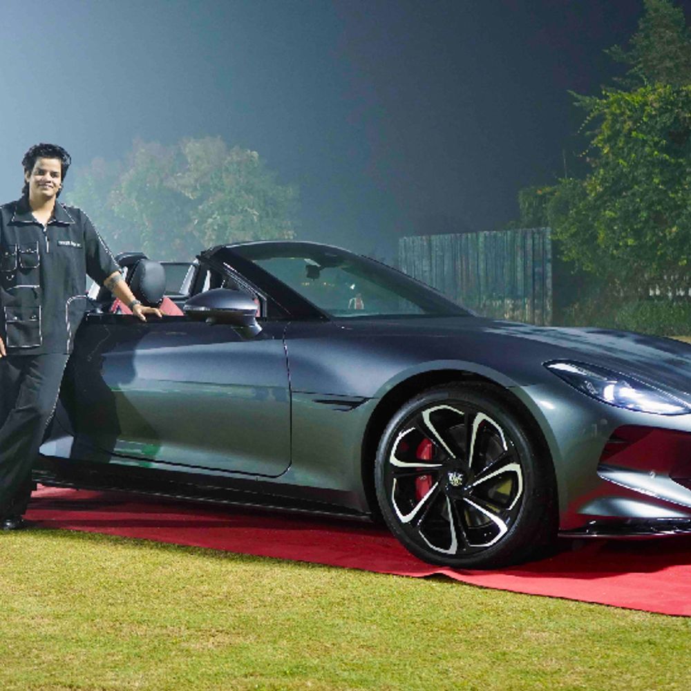 क्रिकेटर शेफाली वर्मा ने खरीदी MG साइबरस्टर, कीमत ₹75 लाख:फुल चार्ज में 580km की रेंज, 3.2 सेकेंड में 0-100kmph की स्पीड; जानें फीचर्स और स्पेक्स