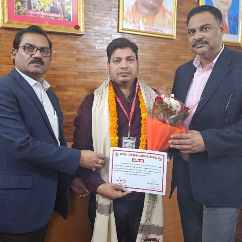 दो बीएलओ को उत्कृष्ट प्रदर्शन पर सम्मान:मिर्जापुर डीएम ने ईमानदारी से कार्य करने का किया आह्वान