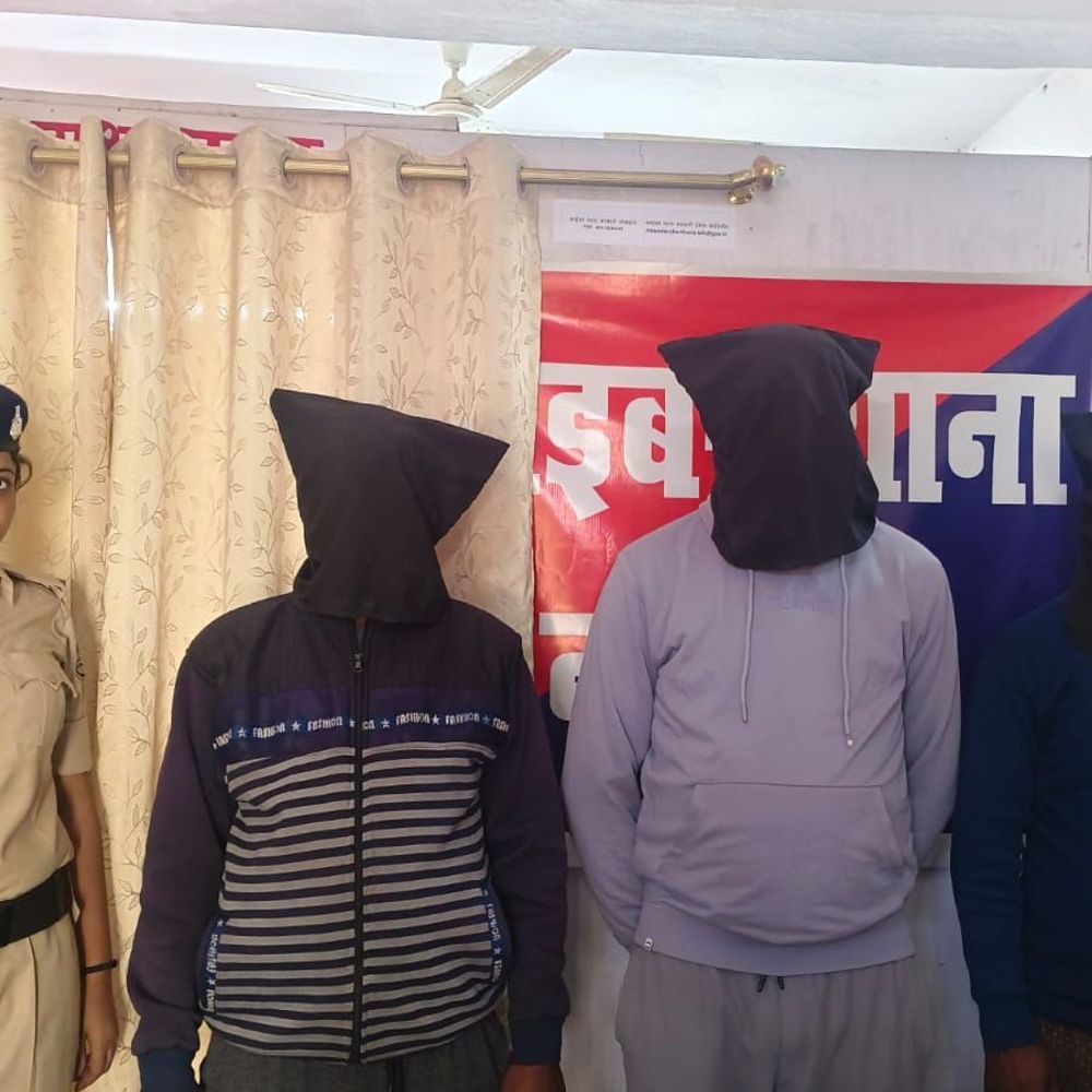 नवादा में साइबर फ्रॉड गिरोह का भंडाफोड़:SIT ने तीन आरोपी पकड़े, कई मोबाइल फोन बरामद