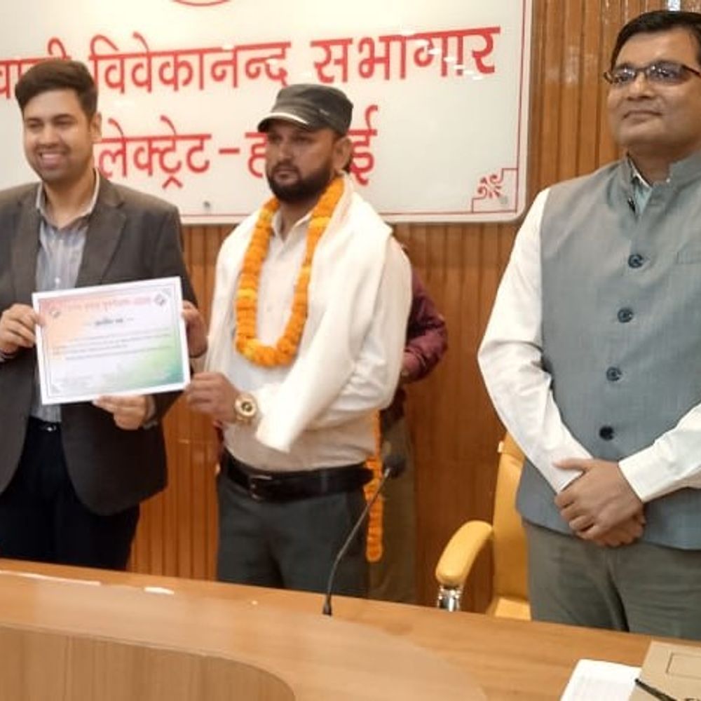 हरदोई में बीएलओ इफरान अली सम्मानित:SIR अभियान में शत-प्रतिशत कार्य के लिए डीएम ने किया सम्मान