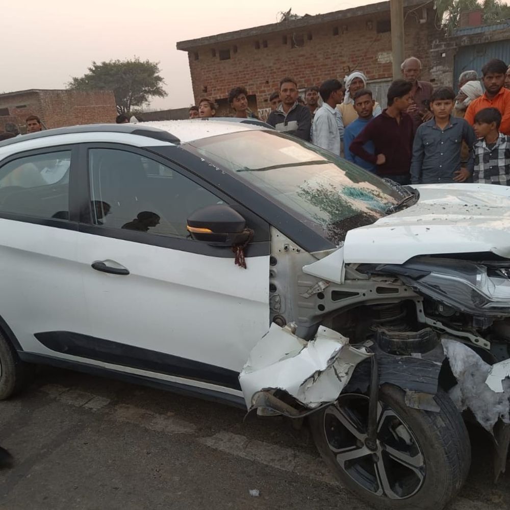 संभल में कार से टकराई ई-रिक्शा:तीन लोग गंभीर घायल, छुट्‌टा पशु को बचाने के प्रयास में हादसा