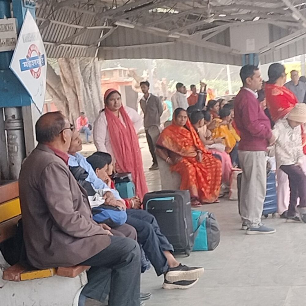 महेशखूंट स्टेशन पर एक्सप्रेस ट्रेनों के ठहराव की मांग:लोग मानसी-खगड़िया जाने को मजबूर, यात्री बोले - कब मिलेगा न्याय