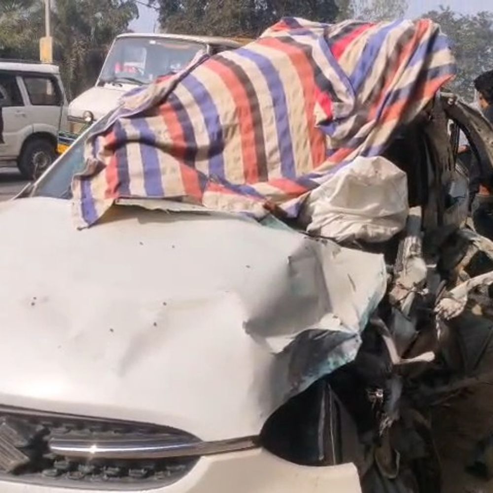 अमरोहा में ट्रक ने कार को मारी टक्कर:पति-पत्नी गंभीर घायल, हायर सेंटर रेफर