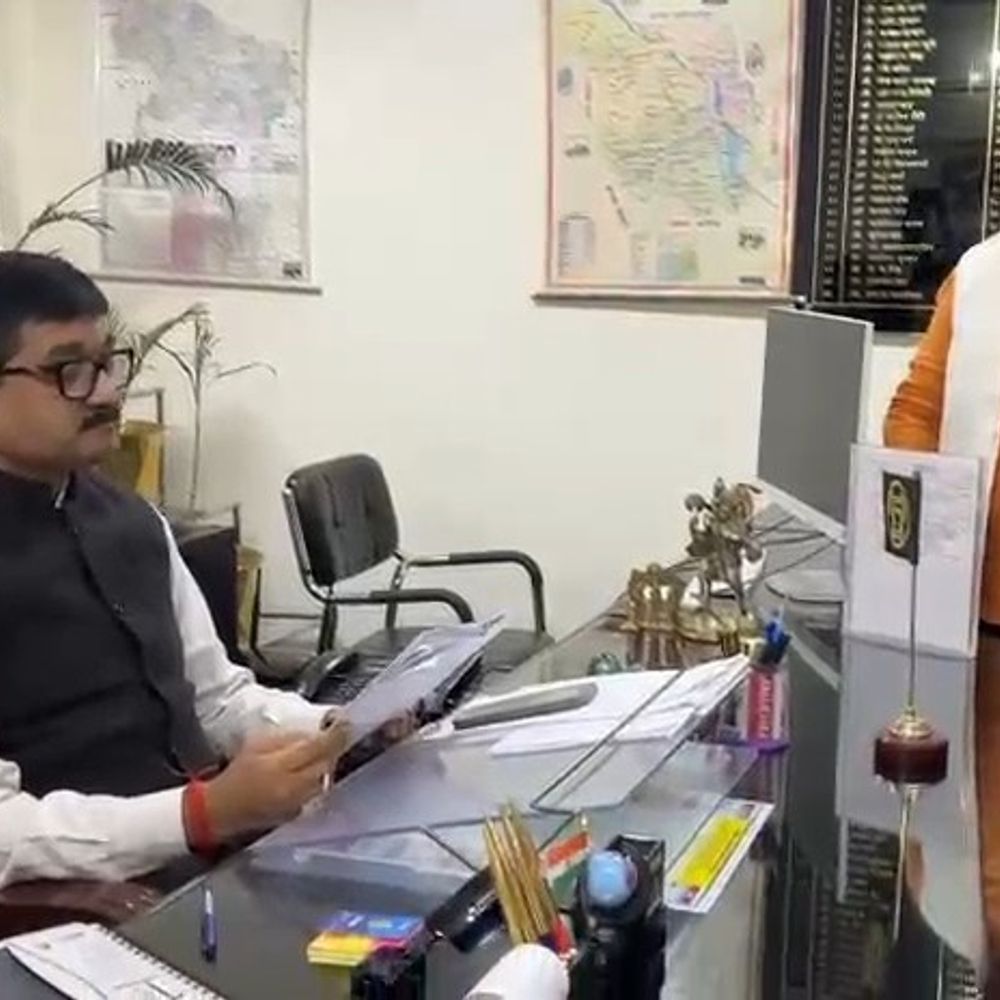 गंगा के दोनों किनारों पर तटबंध की मांग:विकास मंच का कलेक्ट्रेट में प्रदर्शन, डीएम से की मुलाकात