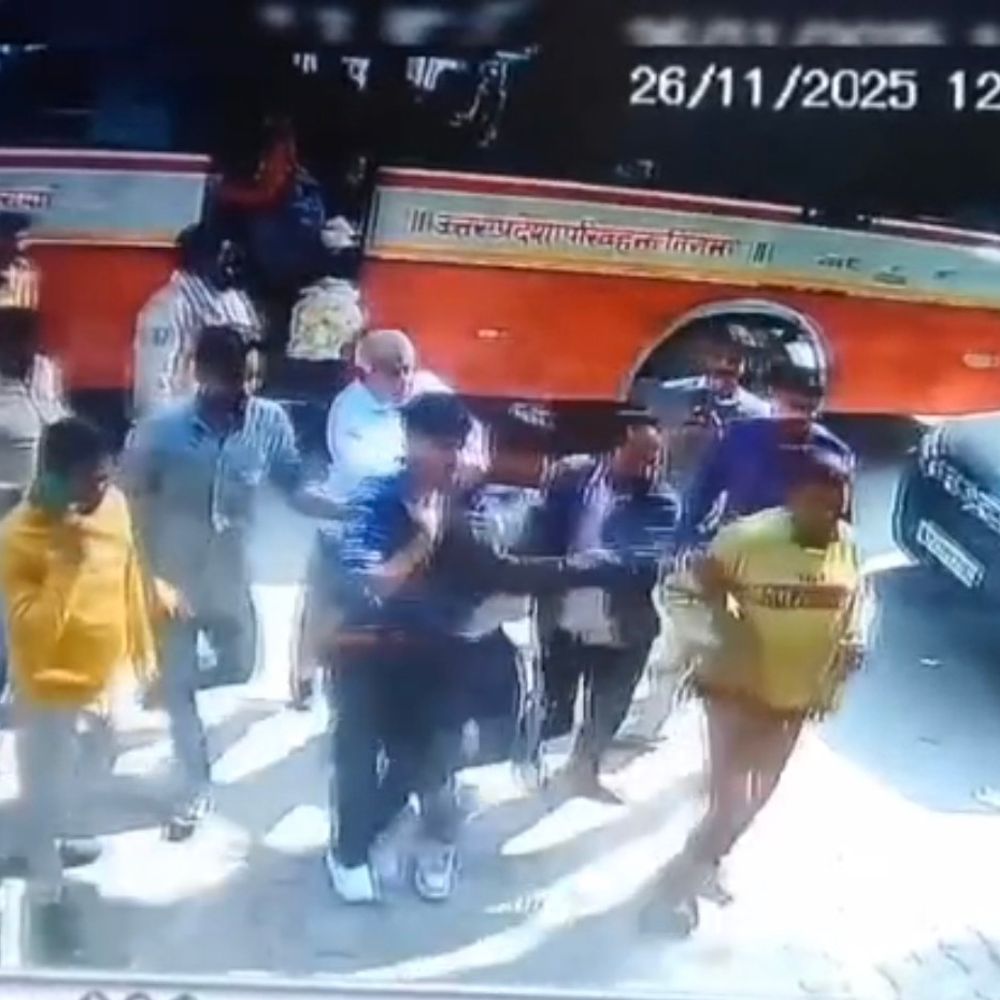 बिजनौर में युवक से मारपीट का VIDEO:दबंगों ने बेल्ट और लात-घूसे बरसाए, दुकान में घुसकर बचाई जान
