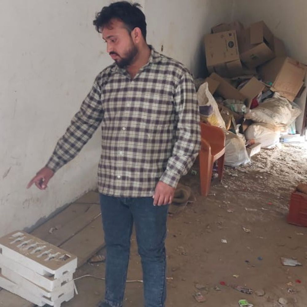 संभल में चाय की कैंटीन से चोरी:अज्ञात चोरों ने ताला तोड़कर सामान, एक लाख की नगदी पर हाथ साफ किया