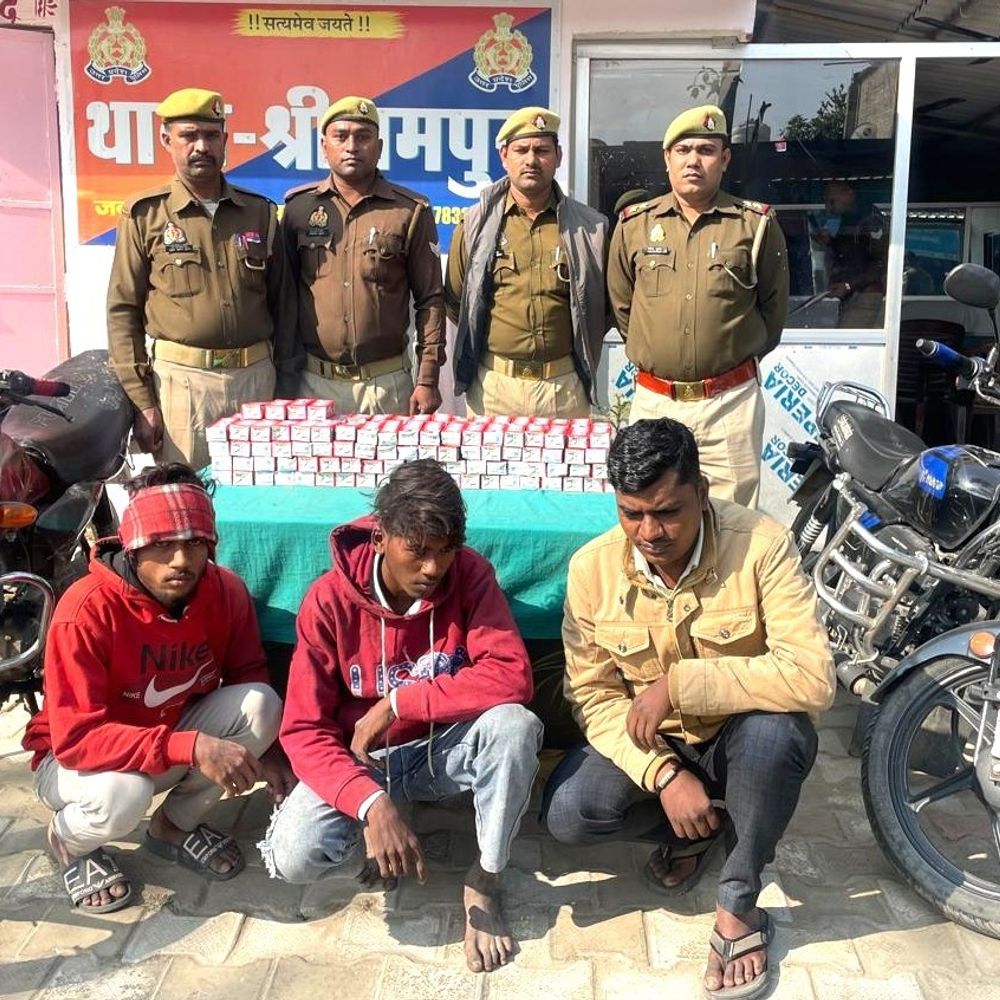 देवरिया में 160 पाउच अवैध देसी शराब बरामद:तीन तस्कर गिरफ्तार, दो बाइकें भी जब्त