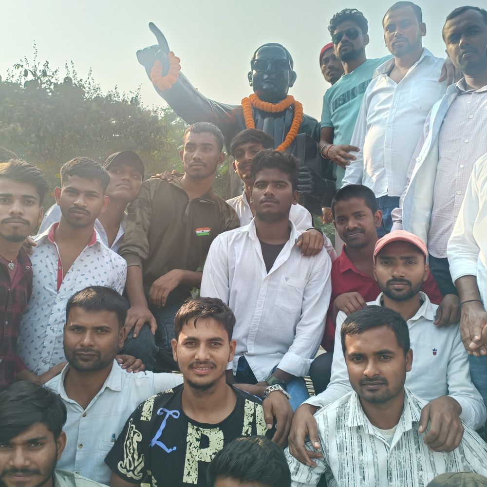 छात्रों ने सर्फ, शैंपू-पानी से की प्रतिमा की सफाई:सहरसा में संविधान दिवस पर अंबेडकर स्टेचू उपेक्षित, नगर निगम पर अनदेखी का आरोप