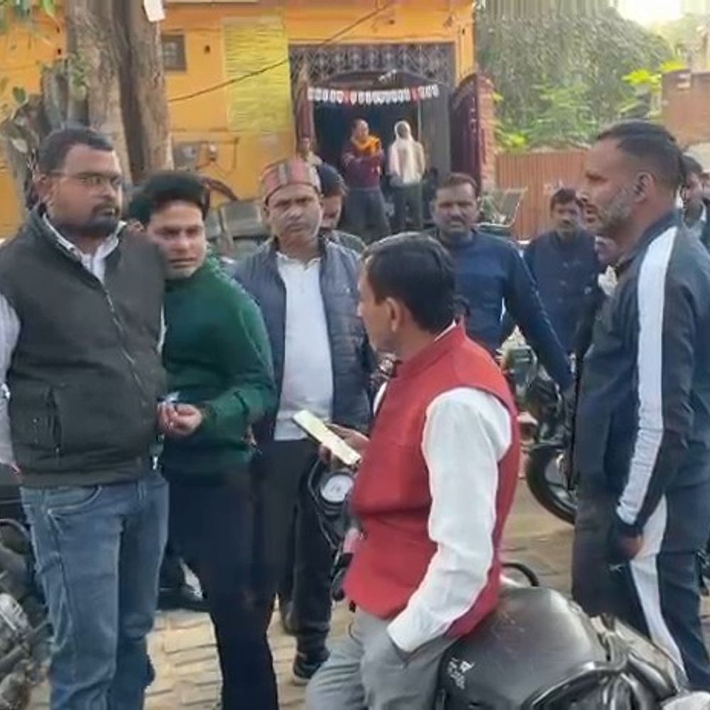 फुटपाथ पर खड़ी महिला पर चढ़ी कार:फर्रुखाबाद में दवा लेने आई थीं, हादसे में गंभीर घायल, बरेली रेफर