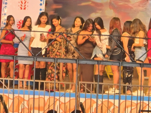 ‘पीरियड में डांस करवाते, कहते- प्राइवेट पार्ट एक्सपोज करो’:भास्कर की खबर के बाद सोनपुर मेले से रेस्क्यू डांसर बोली- भीड़ के सामने कपड़े उतरवाते थे