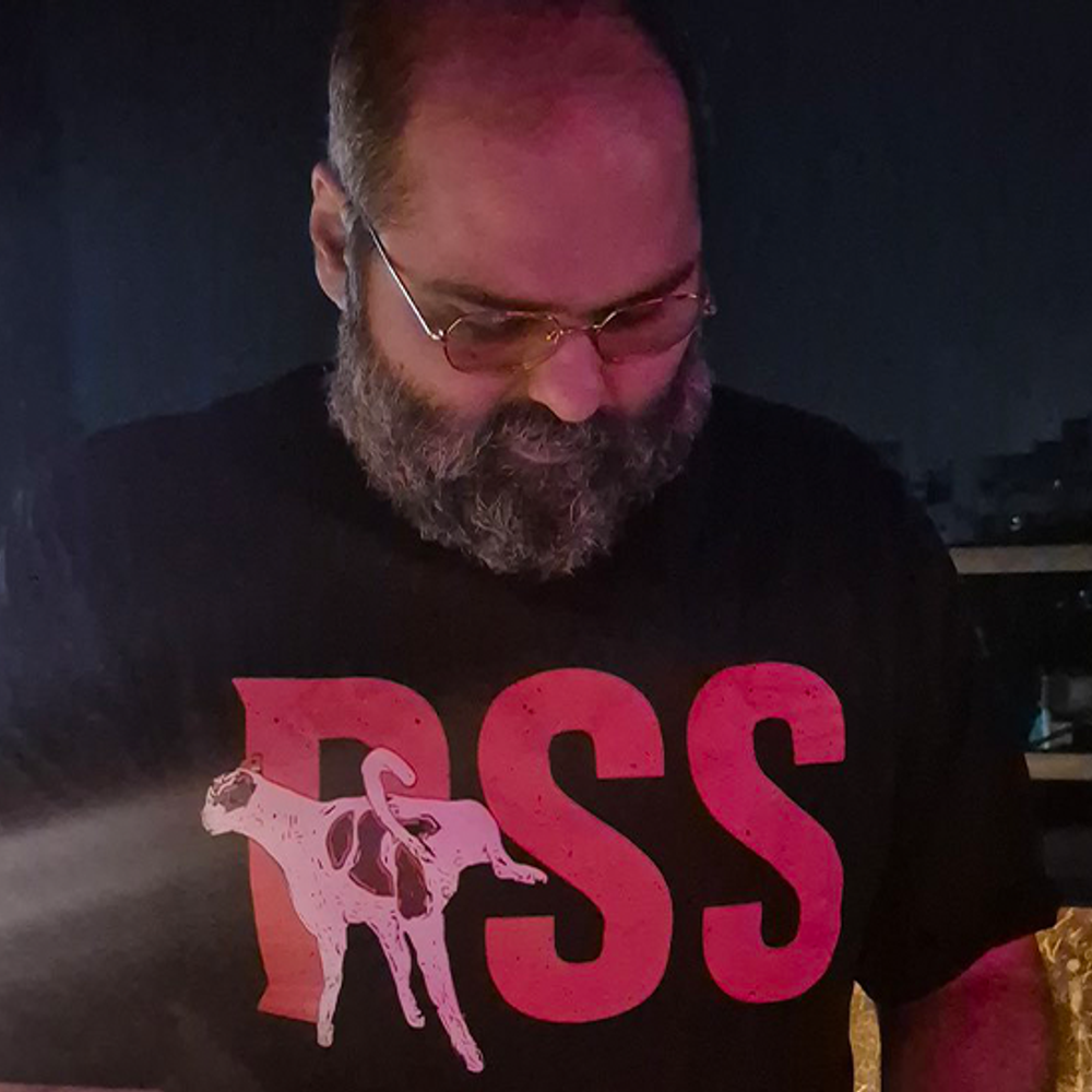 कॉमेडियन कुणाल कामरा की टी-शर्ट पर विवाद:कुत्ते के साथ RSS जैसा शब्द लिखा, भाजपा बोली- ये आपत्तिजनक