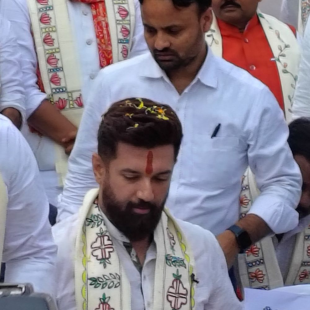 https://images.bhaskarassets.com/thumb/1000x1000/web2images/521/2025/11/27/1000190379_1764259854.jpg
