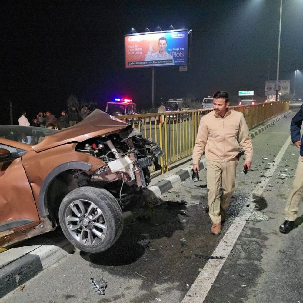 बस-कार में टक्कर, कार डिवाइडर में फंसी:चालक सहित पांच लोग घायल, पुलिस जांच में जुटी