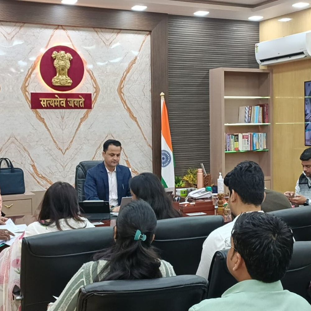 मधुबनी डीएम ने पंचायती राज योजनाओं की समीक्षा की:2 पंचायत सचिवों के निलंबन का निर्देश दिए, भूमि अधिग्रहण पर जोर