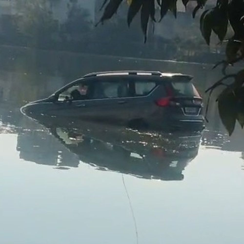 बेकाबू कार तालाब में गिरी:स्थानीय युवक कूदकर बेहोश चालक को बाहर निकाला, अस्पताल में इलाज जारी
