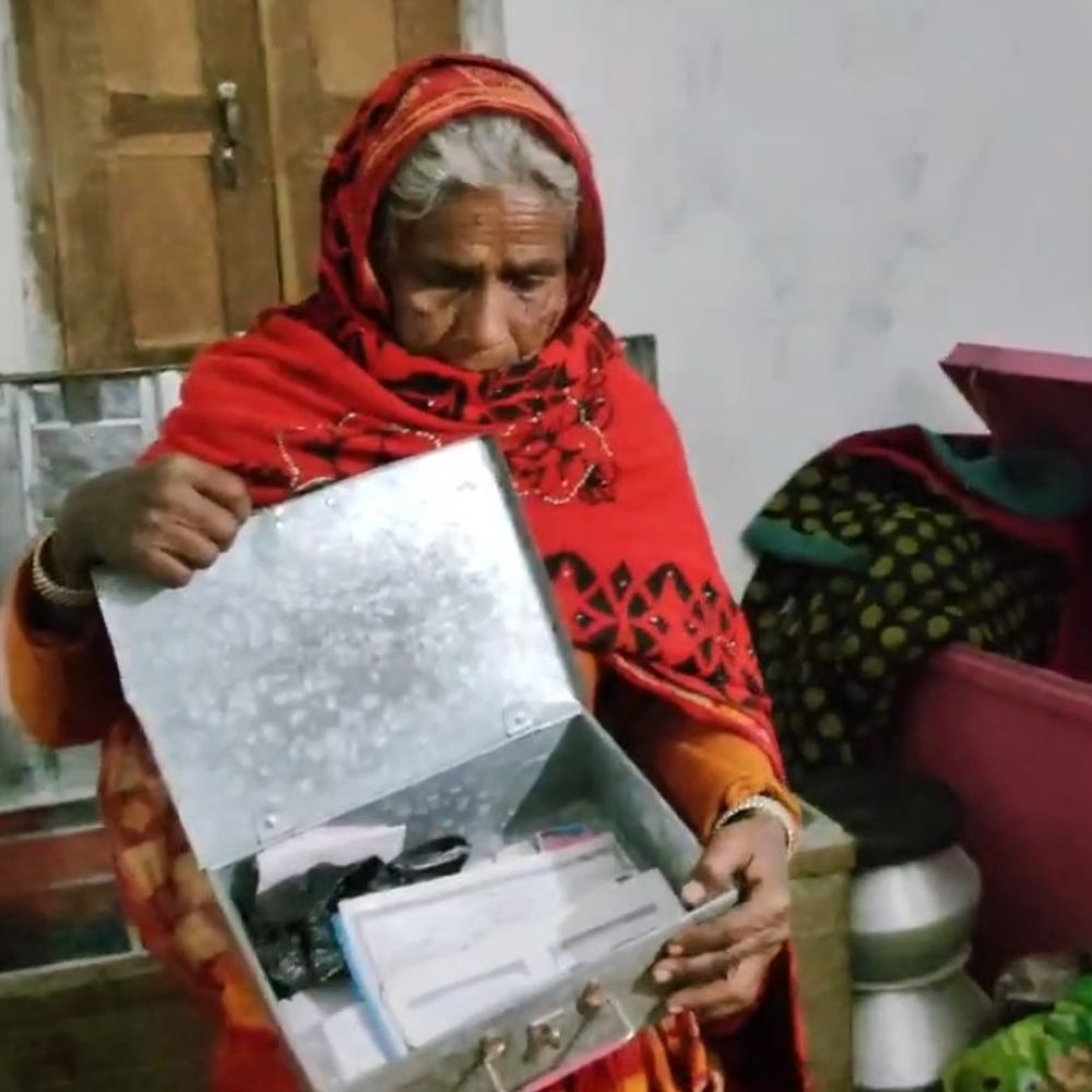 कोडरमा में परिवार को घर में बंद कर चोरी:  पुराने घर पर लगा ताला तोड़ा, लाखों के जेवरात और नगदी लेकर चोर फरार – koderma News