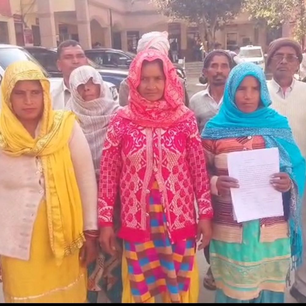 शामली में ग्रामीणों का प्रदर्शन:बंजर भूमि पर कब्जे का आरोप, कलेक्ट्रेट में कार्रवाई की मांग