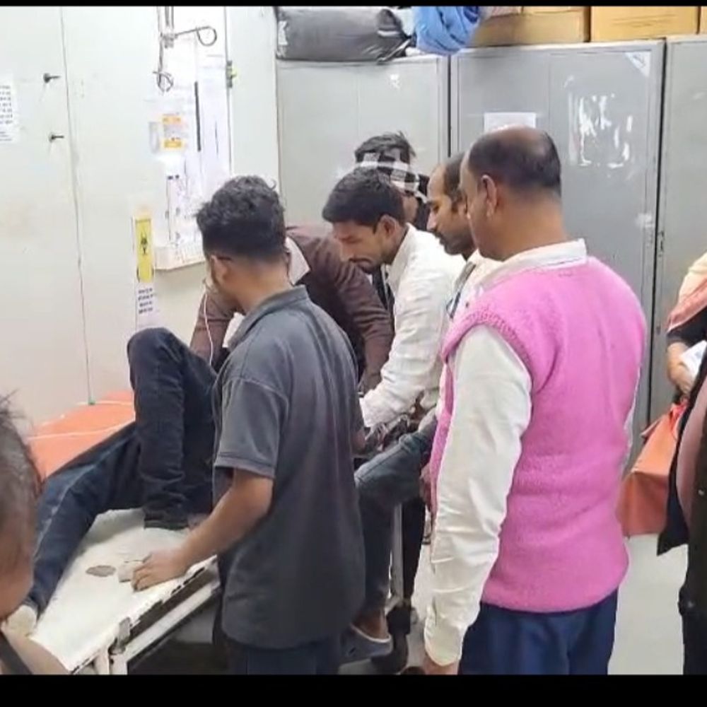 जहानाबाद में रोड एक्सीडेंट, 2 लोग घायल:गंभीर हालत को देखते हुए पटना मेडिकल कॉलेज हॉस्पिटल रेफर किया गया