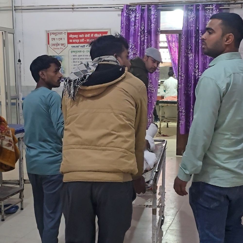 बलिया में बुलेट सवार ने व्यक्ति को रौंदा, मौत:सड़क किनारे टहलते समय हुआ हादसा, युवक फरार