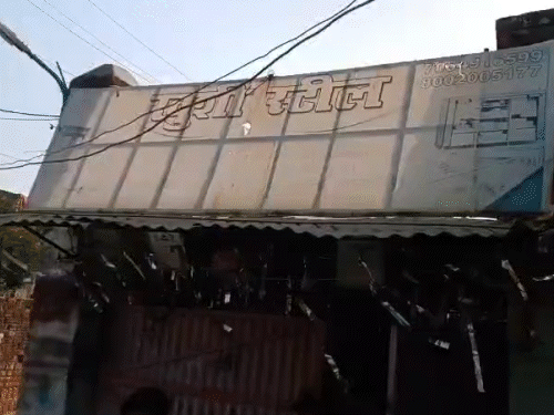 कोडरमा में ग्रिल दुकान में सेंधमारी:  दुकान में सो रहे दुकानदार को बाहर से किया बंद, 35 हजार रुपए का कई सामान गायब – koderma News