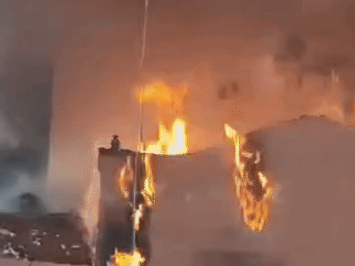 उन्नाव के घर में फटा गैस गीजर, दीवार ढही:सड़क पर उड़कर गिरी ईटें, दमकल की टीम ने पाया काबू