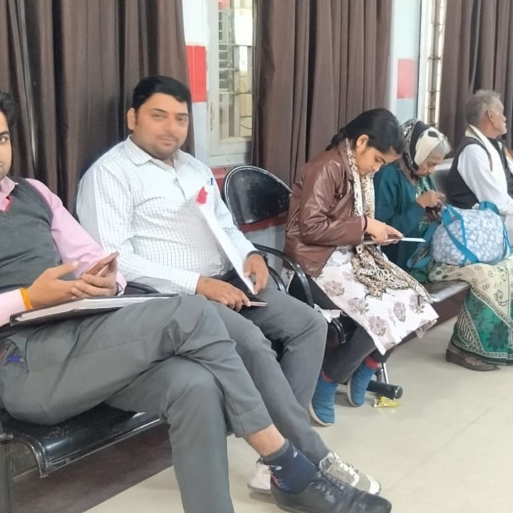 आधार केन्द्र 10 दिन के लिए बंद,डाकघर बैंकों में भीड़:बिना आधार का काम कराए लौटे लोग