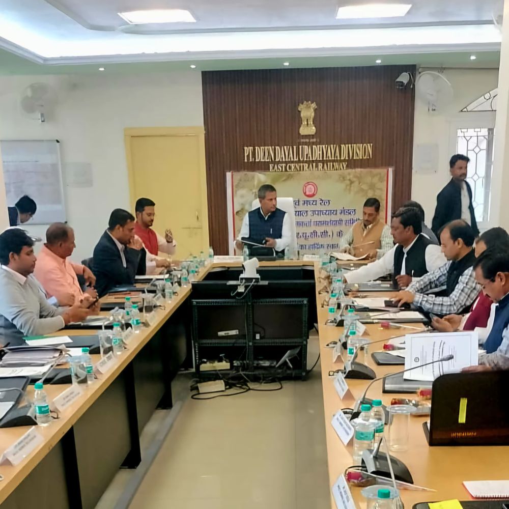 डीडीयू मंडल मुख्यालय में DRUCC की हुई बैठक:गयाजी रेलवे स्टेशन पर यात्रियों की भीड़ और नई सुविधाओं पर हुई चर्चा; डीएआएम ने दिया भरोसा
