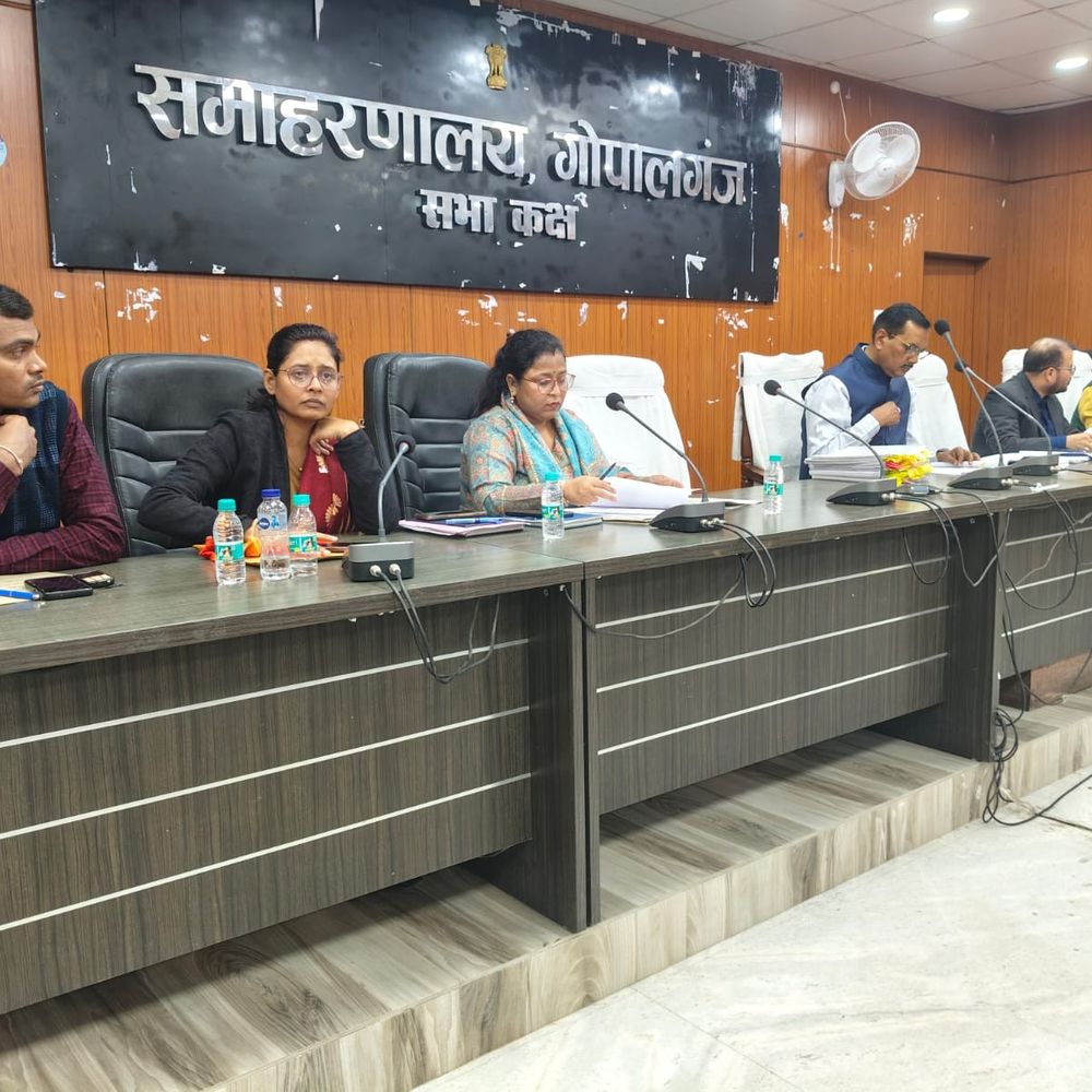 DM ने दाखिल-खारिज मामले लंबित न रखने का दिया निर्देश:राजस्व विभाग की समीक्षा बैठक में दिए सख्त आदेश, बोले-सूची तैयार कर जल्द करे कार्रवाई