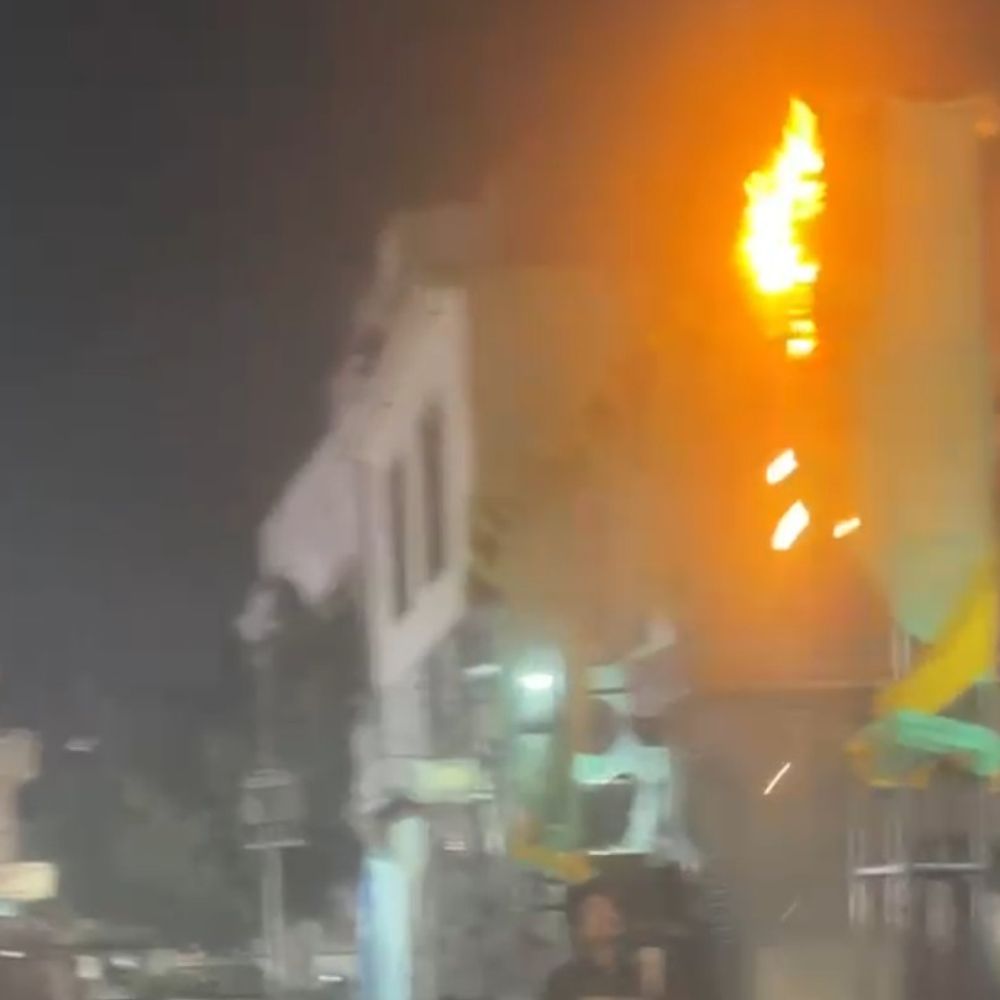 मुजफ्फरनगर में मैरिज हॉल के गेट पर लगी आग:शादी समारोह में आतिशबाजी से हादसा, लोगों ने पाया काबू