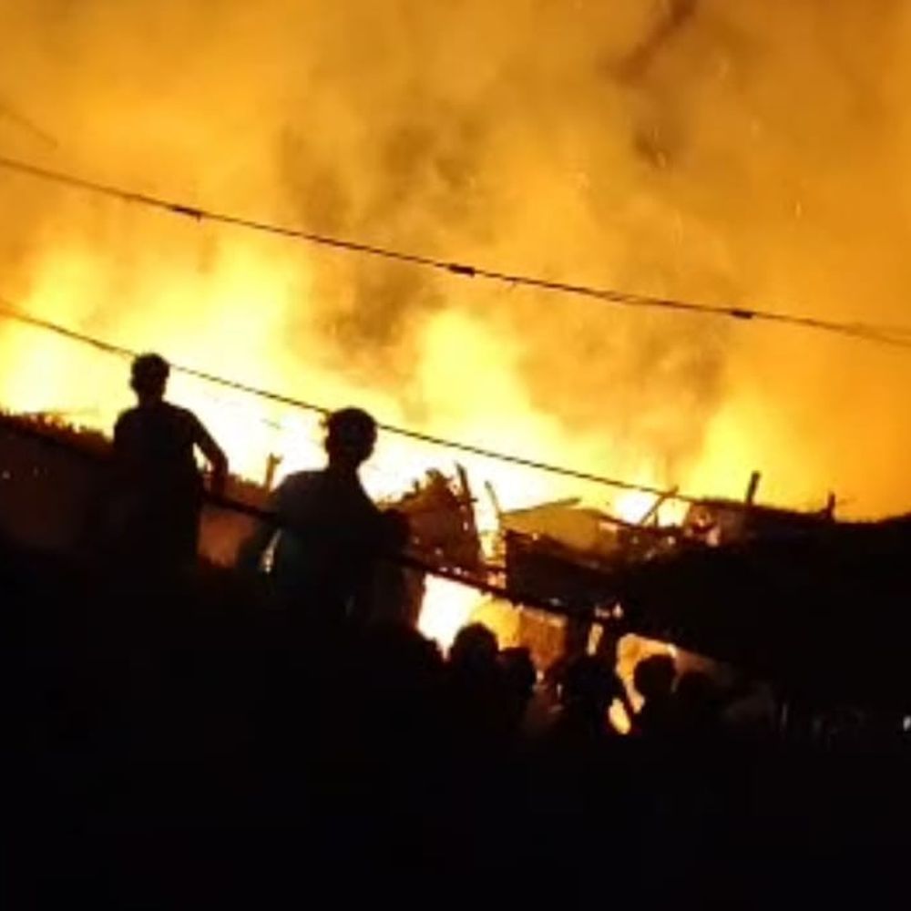 किशनगंज के डांगीबस्ती में दो घर जलकर राख:लाखों का हुआ नुकसान, मवेशी नष्ट; सरकारी सहायता का आश्वासन